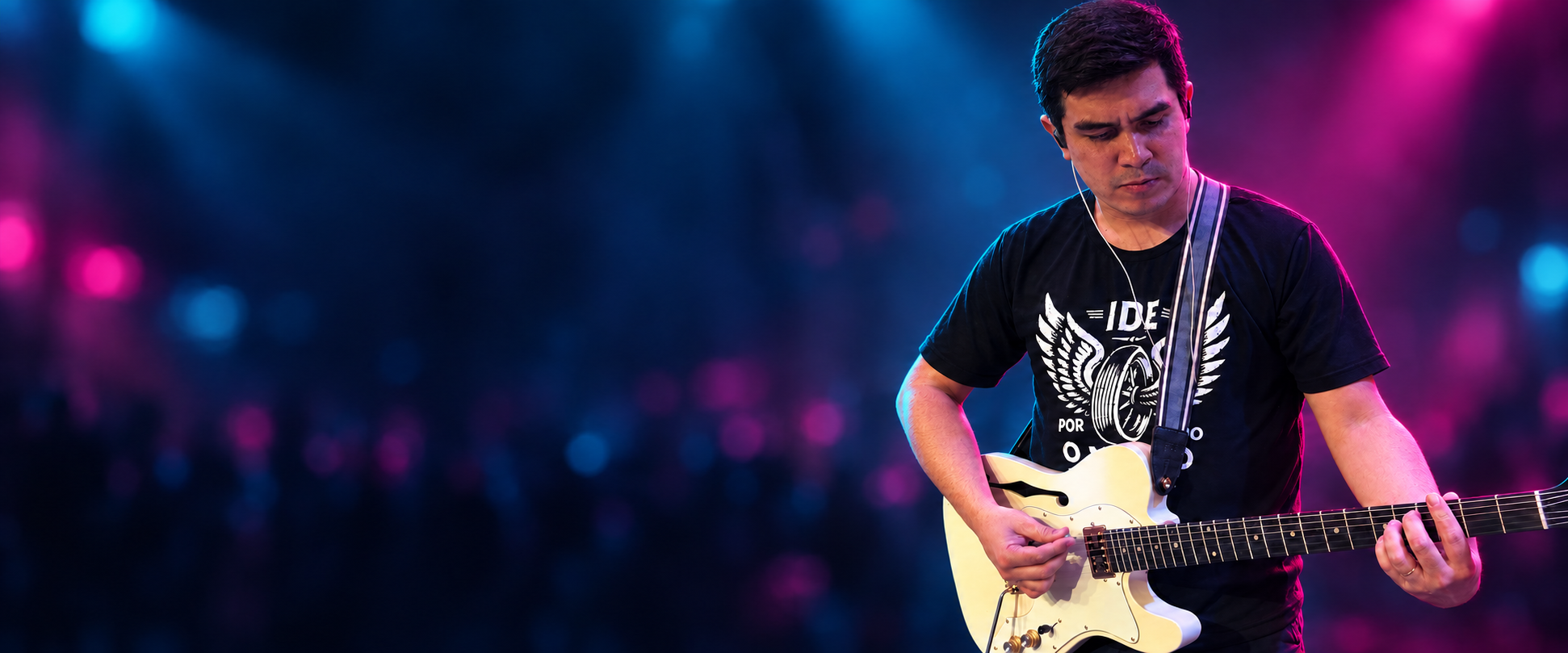 Lucas Vieira tocando guitarra